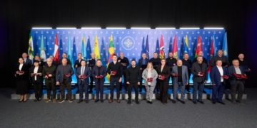 Зеленський відзначив нагородами представників регіонів і вручив почесні відзнаки «Місто-герой України». Серед нагороджених є і з Миколаївщини