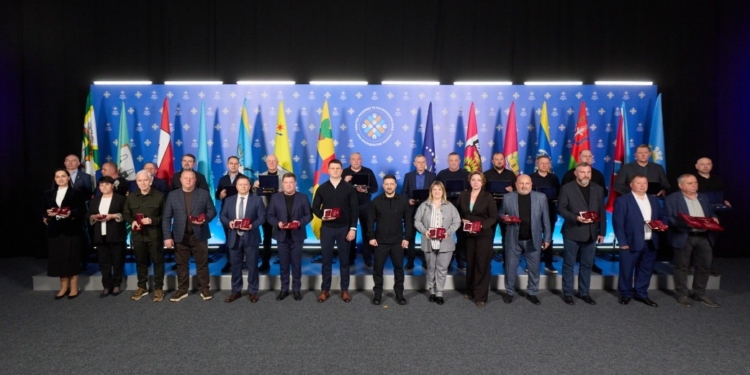 Зеленський відзначив нагородами представників регіонів і вручив почесні відзнаки «Місто-герой України». Серед нагороджених є і з Миколаївщини