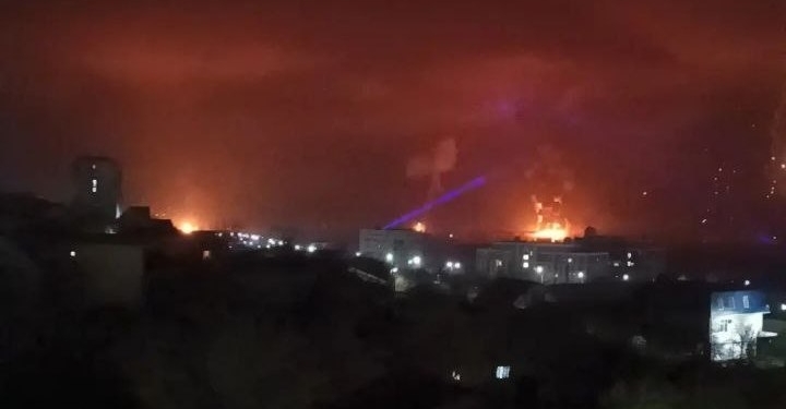 У Новоросійську після нічної атаки горить нафтовий порт (ФОТО, ВІДЕО)
