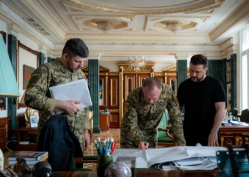 Обговорили ситуацію на фронті та українські «далекобійні санкції» – Зеленський після доповіді Сирського та Гнатова