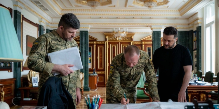 Обговорили ситуацію на фронті та українські «далекобійні санкції» – Зеленський після доповіді Сирського та Гнатова