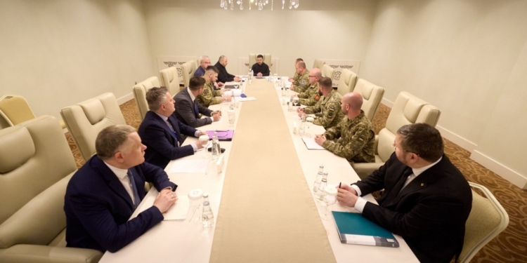 В Азербайджані Зеленський зустрівся з українською експертною командою, яка ділиться досвідом в захисті неба