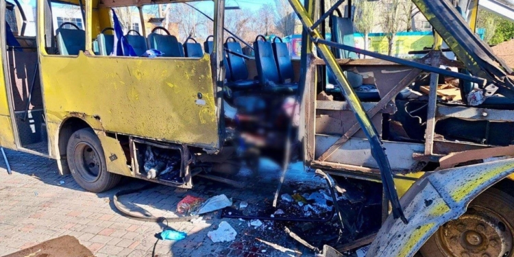 Росія дроном атакувала маршрутку у Нікополі – 3 загиблих, 12 поранених (ФОТО)