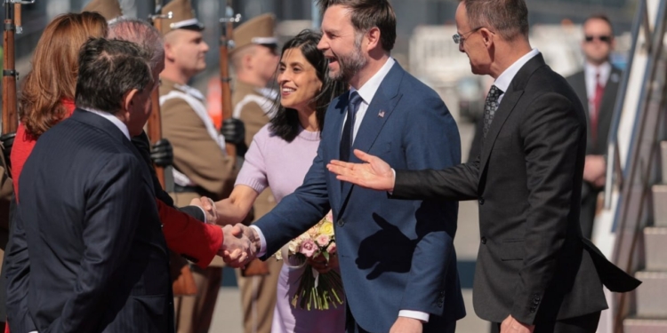 Джей Ді Венс приїхав до Угорщини – буде агітувати за “мишу Путіна” на виборах (ВІДЕО)