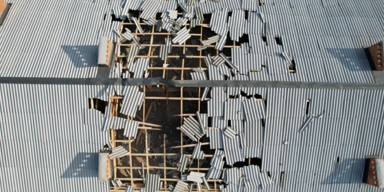 У Снігурівці на Миколаївщині ворожий дрон влучив у дах багатоповерхівки