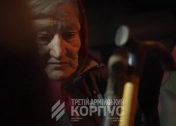 «Бабуся, сідай!» – на Донеччині робот евакуював цивільних (ВІДЕО)