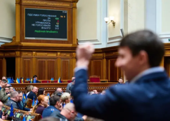 “Нам вперше не роздають команди”. Як Буданов, Арахамія і Свириденко склеюють Раду