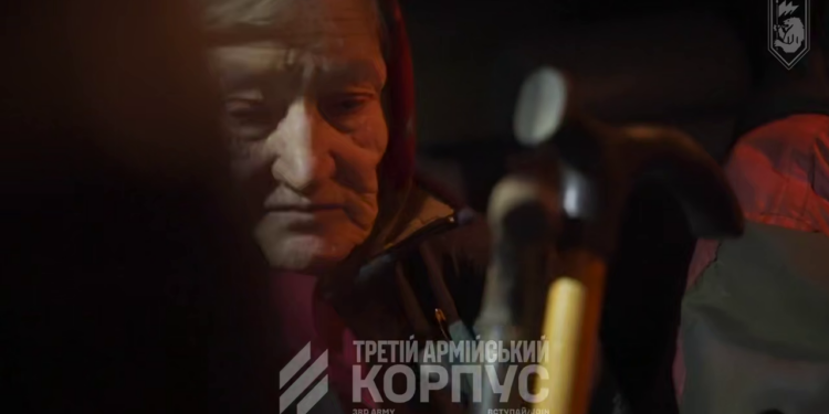 «Бабуся, сідай!» – на Донеччині робот евакуював цивільних (ВІДЕО)