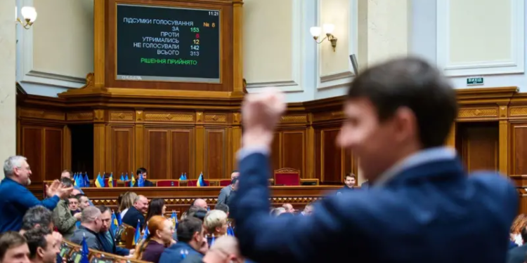 “Нам вперше не роздають команди”. Як Буданов, Арахамія і Свириденко склеюють Раду