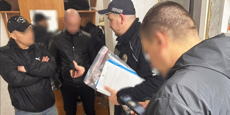 У Миколаєві працівник ТЦК із спільником вирішили “роздягнути” студента на $500 (ФОТО)