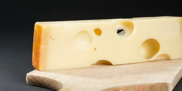 Швейцарські сировари врятували дірки в ементалі