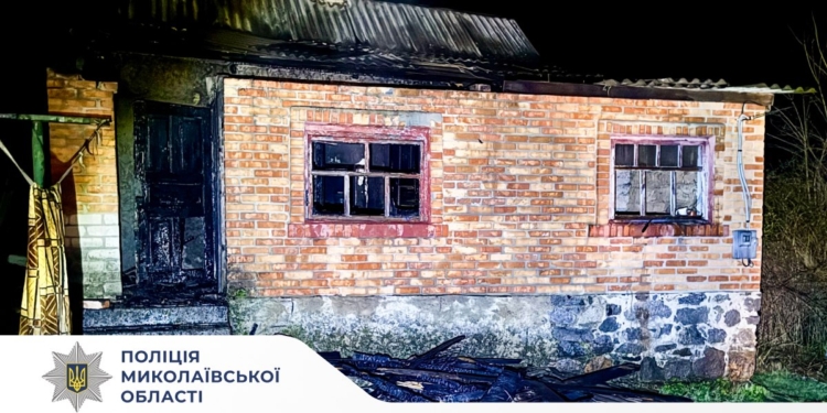 Гори і хата. Чоловік образився на кохану і підпалив те, що їй дороге (ФОТО)