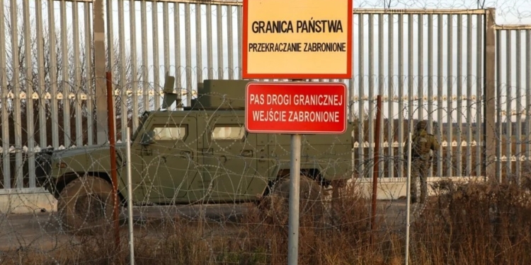 Польща будує на кордоні з Білоруссю бар’єр, щоб посилити вже існуючий паркан