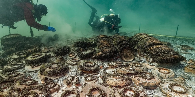 Археологи витягли з озера у Швейцарії вантаж 2000-річного судна (ФОТО)