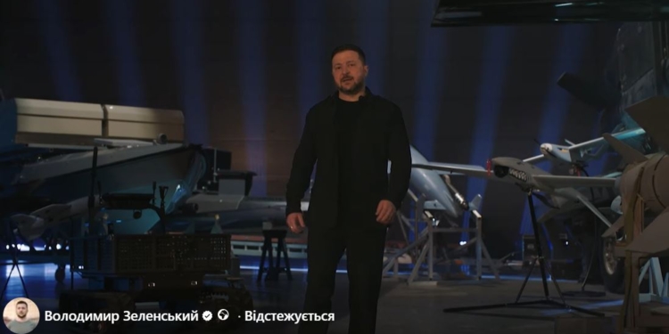 Зеленський привітав українських виробників зброї і показав те, що зазвичай тримають в таємниці (ВІДЕО)