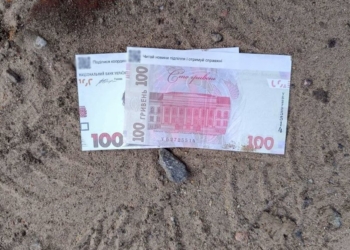 Окупанти скидають з дронів фальшиві 100-гривневі купюри. Чим вони небезпечні (ФОТО)