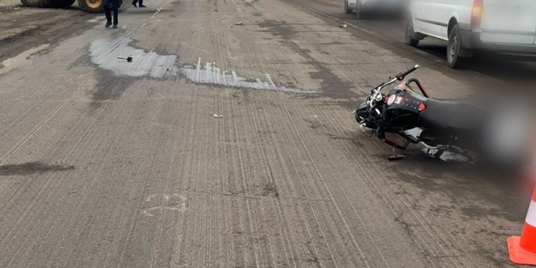 На Миколаївщині в ДТП загинув водій мотоцикла – підозру отримав водій екскаватора-навантажувача (ФОТО)