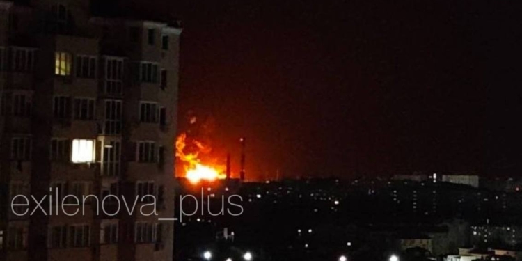 У Севастополі атакований порт,  горить НПЗ (ВІДЕО)