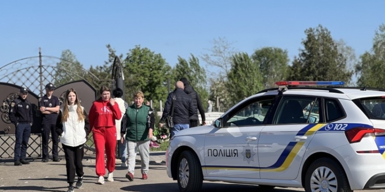 На Миколаївщині поліцейські забезпечують правопорядок під час поминальних днів
