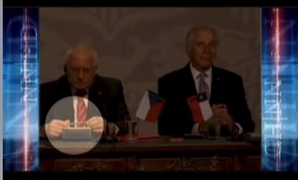 Алаверди: президент Чехії «повернув» у Чилі протокольну авторучку, яку забрав собі один із його попередників (ВІДЕО)