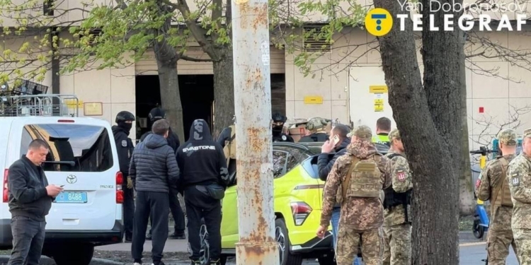 Кличко повідомив про загиблих і поранених в Києві, злочинець захопив заручників у маркеті (ВІДЕО)