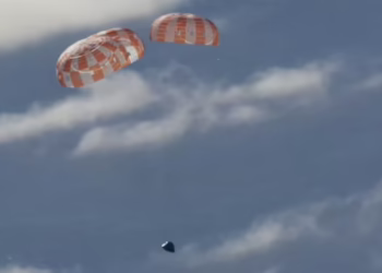 Астронавти успішно приводнилися у Тихому океані (ВІДЕО)