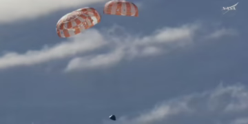 Астронавти успішно приводнилися у Тихому океані (ВІДЕО)