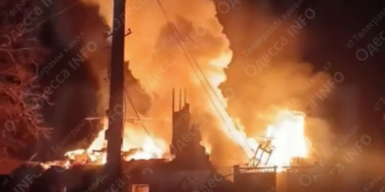 Всю ніч дрони атакували Одесу – є влучання в приватний будинок і багатоповерхівку (ВІДЕО)