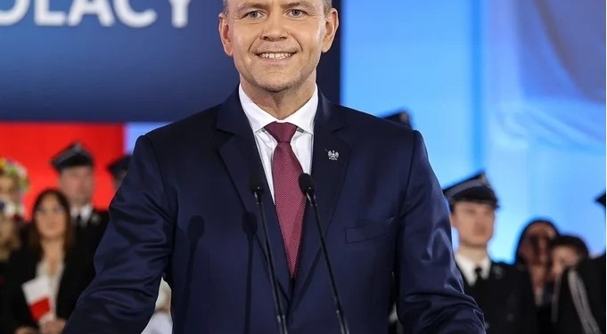 У президента Польщі під час інтерв’ю з кішені випав пакетик зі снюсом (ВІДЕО)