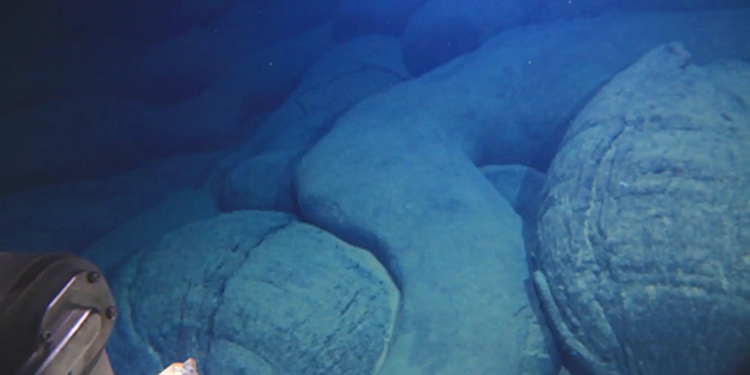 Японські вчені виявили на глибині 6 500 метрів у Тихому океані вулкан, вік якого близько 3 мільйонів років (ФОТО)