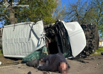 У Херсоні росіяни дроном поцілили в автівку – одна людина загинула, ще двоє поранені (ФОТО)