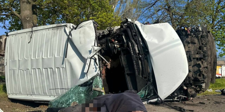 У Херсоні росіяни дроном поцілили в автівку – одна людина загинула, ще двоє поранені (ФОТО)