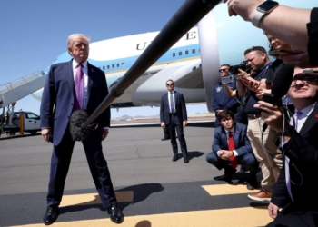 Трамп показав журналістці своє свіже улюблене фото. Каже, в Байдена такого немає (ВІДЕО)