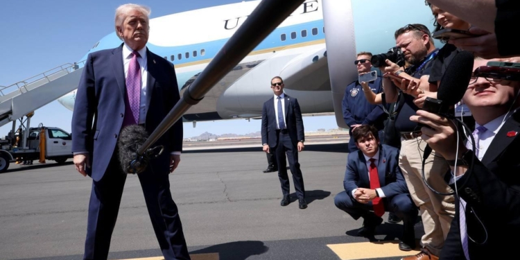 Трамп показав журналістці своє свіже улюблене фото. Каже, в Байдена такого немає (ВІДЕО)