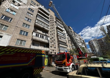 У Миколаєві на пожежі зняли з балкона жінку, на іншій вивели 12 людей (ФОТО)