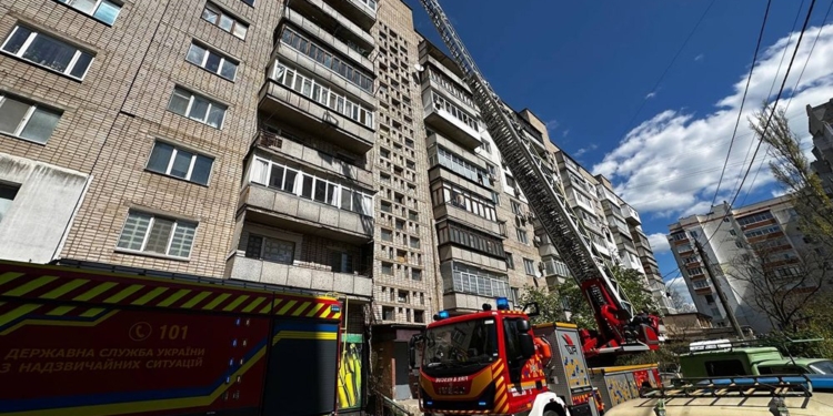 У Миколаєві на пожежі зняли з балкона жінку, на іншій вивели 12 людей (ФОТО)