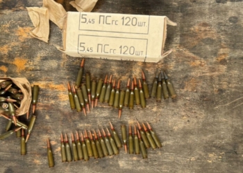 ДБР затримало дезертира, який продавав вкрадену на фронті зброю (ФОТО, ВІДЕО)