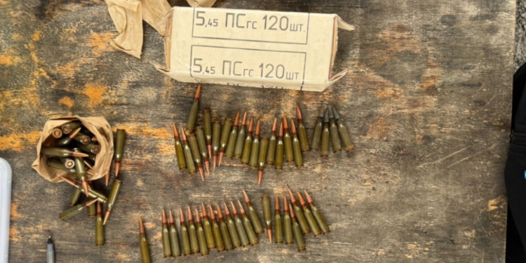 ДБР затримало дезертира, який продавав вкрадену на фронті зброю (ФОТО, ВІДЕО)