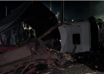 На Харківщині вантажівка зіткнулася з пасажирським поїздом – вагони зійшли з рейок (ФОТО)