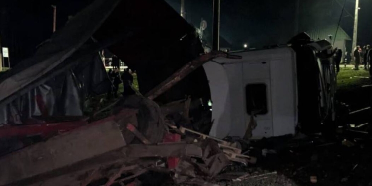 На Харківщині вантажівка зіткнулася з пасажирським поїздом – вагони зійшли з рейо (ФОТО)