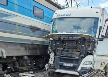 Знову не повезло поїзду Перемишль-Київ – на переїзд виїхала вантажівка (ФОТО, ВІДЕО))