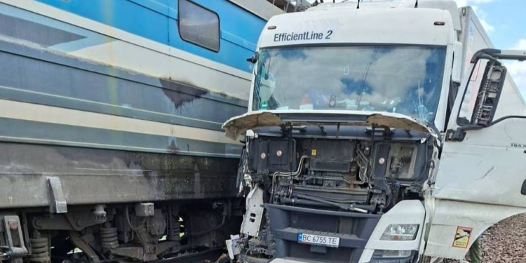Знову не повезло поїзду Перемишль-Київ – на переїзд виїхала вантажівка (ФОТО, ВІДЕО))