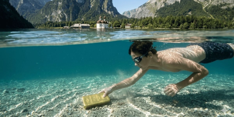 Хлопець знайшов на дні озера 500-грамовий злиток золота і віддав поліції, яка згодом його повернула. Вгадайте, де це було