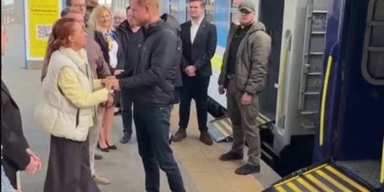 У Київ з неанонсованим візитом прибув принц Гарі (ВІДЕО)