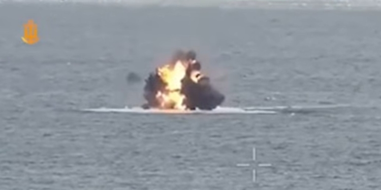 Ворог намагався атакувати один з портів безекіпажним катером – він був знищений ВМС (ВІДЕО)