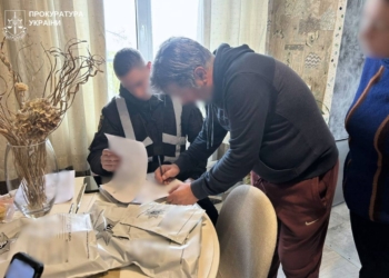 У Запоріжжі лікарка відправляла онкохворих у конкретну аптеку, де їм продавали незареєстровані ліки (ФОТО)