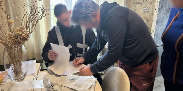 У Запоріжжі лікарка відправляла онкохворих у конкретну аптеку, де їм продавали незареєстровані ліки (ФОТО)