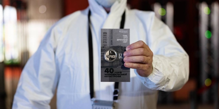 “Тим, хто врятував світ. 40 років Чорнобильської катастрофи” – НБУ ввів в обіг пам’ятну монету, присвячену героям-ліквідаторам аварії на ЧАЕС