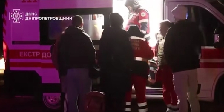 Практично всю ніч росіяни били по Дніпру та по інших наших містах і громадах – чотири людини було вбито, понад 30 поранено, – Зеленський (ВІДЕО)