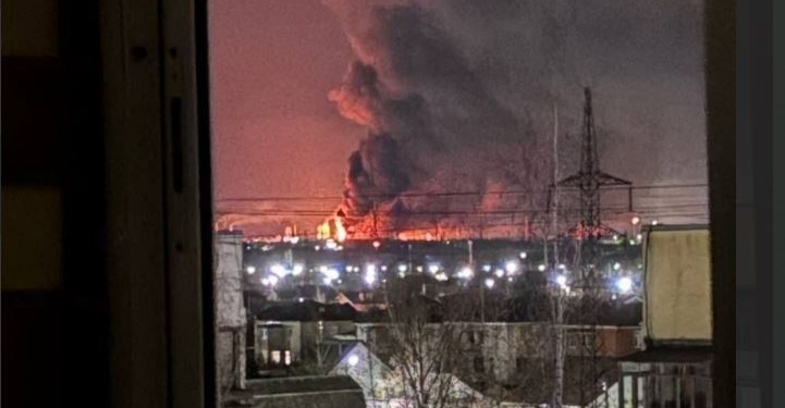 Українські дрони знову атакували Ярославський НПЗ. Успішно (ВІДЕО)
